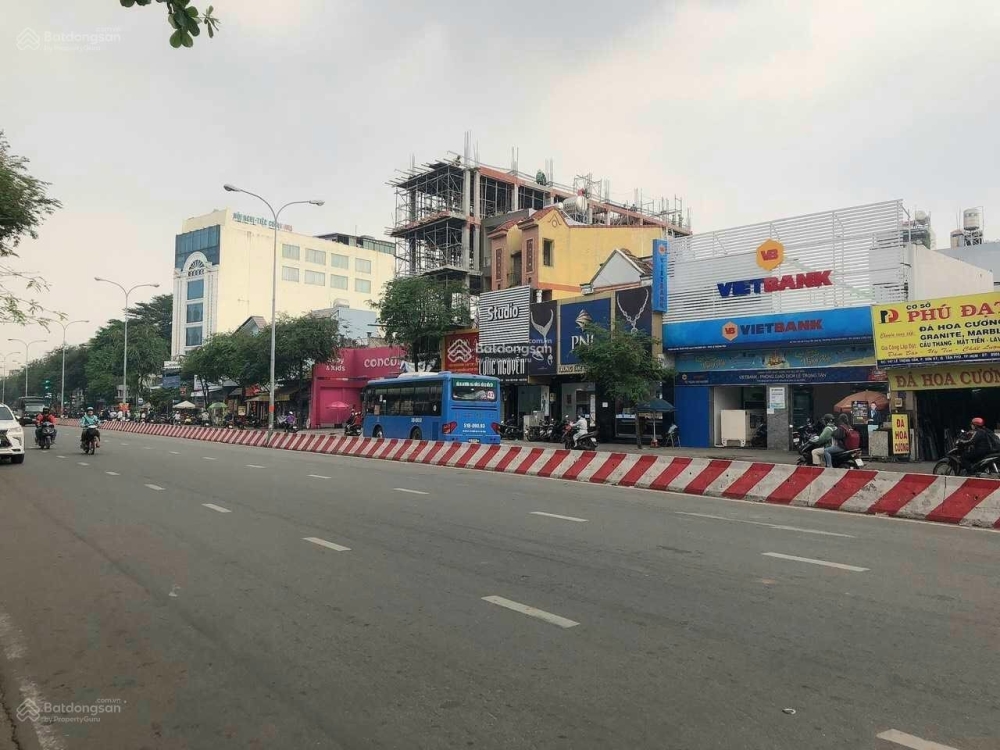 Bán nhà MTKD Lê Trọng Tấn, Q. Tân Phú, DT: 10x18m,Cấp 4 , Gía 25 tỷ TL