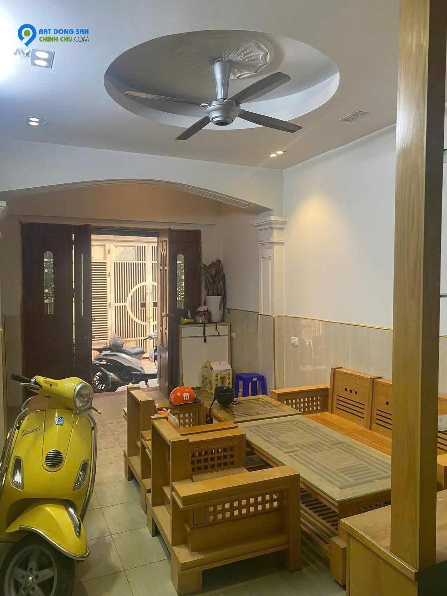 Bán nhà Xuân Thủy - 45m2 , mặt ngõ thông kinh doanh, lô góc, oto qua nhà