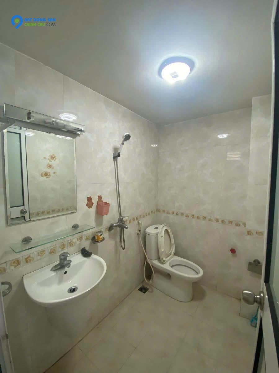 Bán nhà Xuân Thủy - 45m2 , mặt ngõ thông kinh doanh, lô góc, oto qua nhà