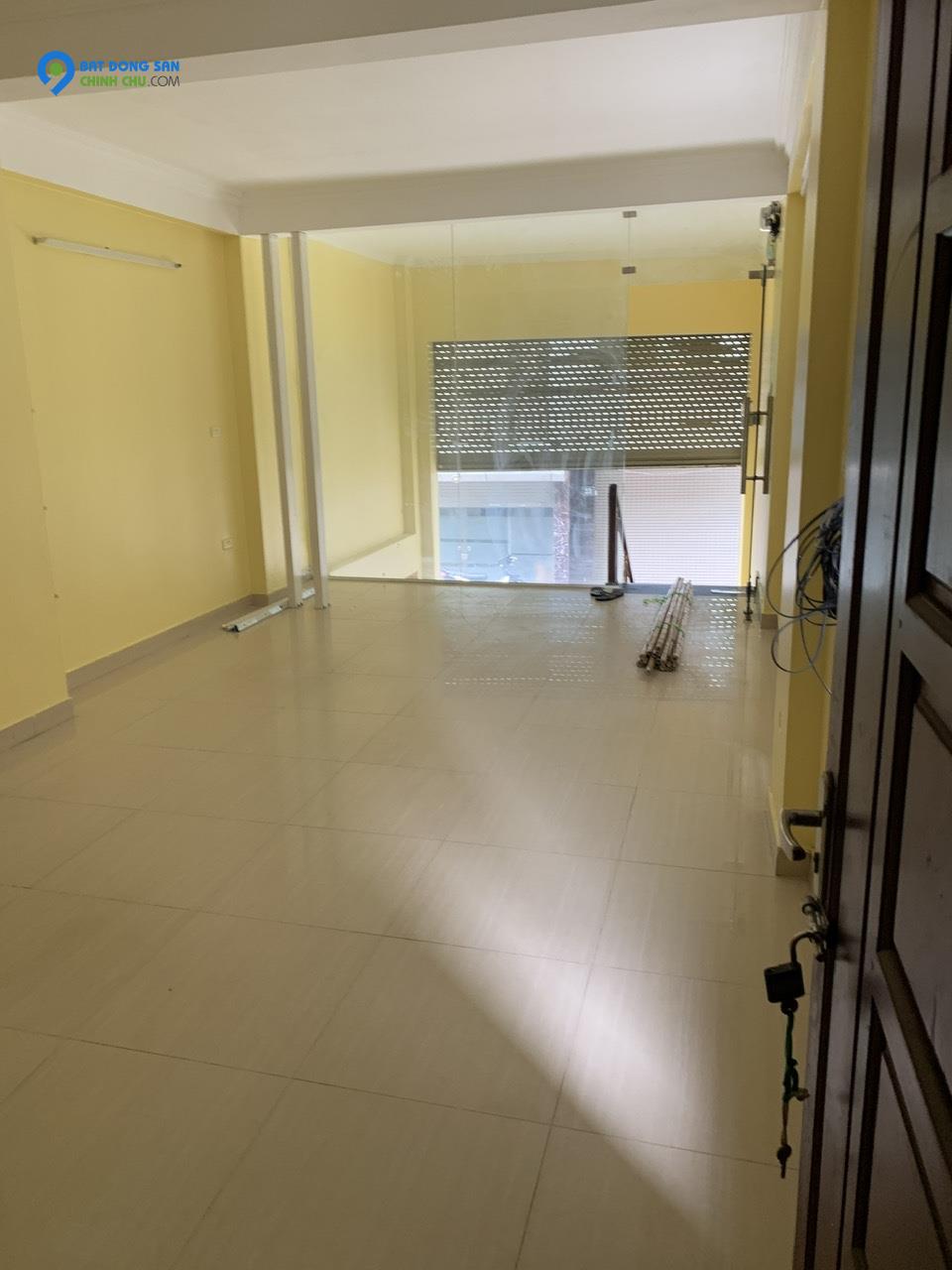 Cho thuê văn phòng tầng 1- 40 m2 tại Mễ Trì Thượng, đường ô tô tránh
