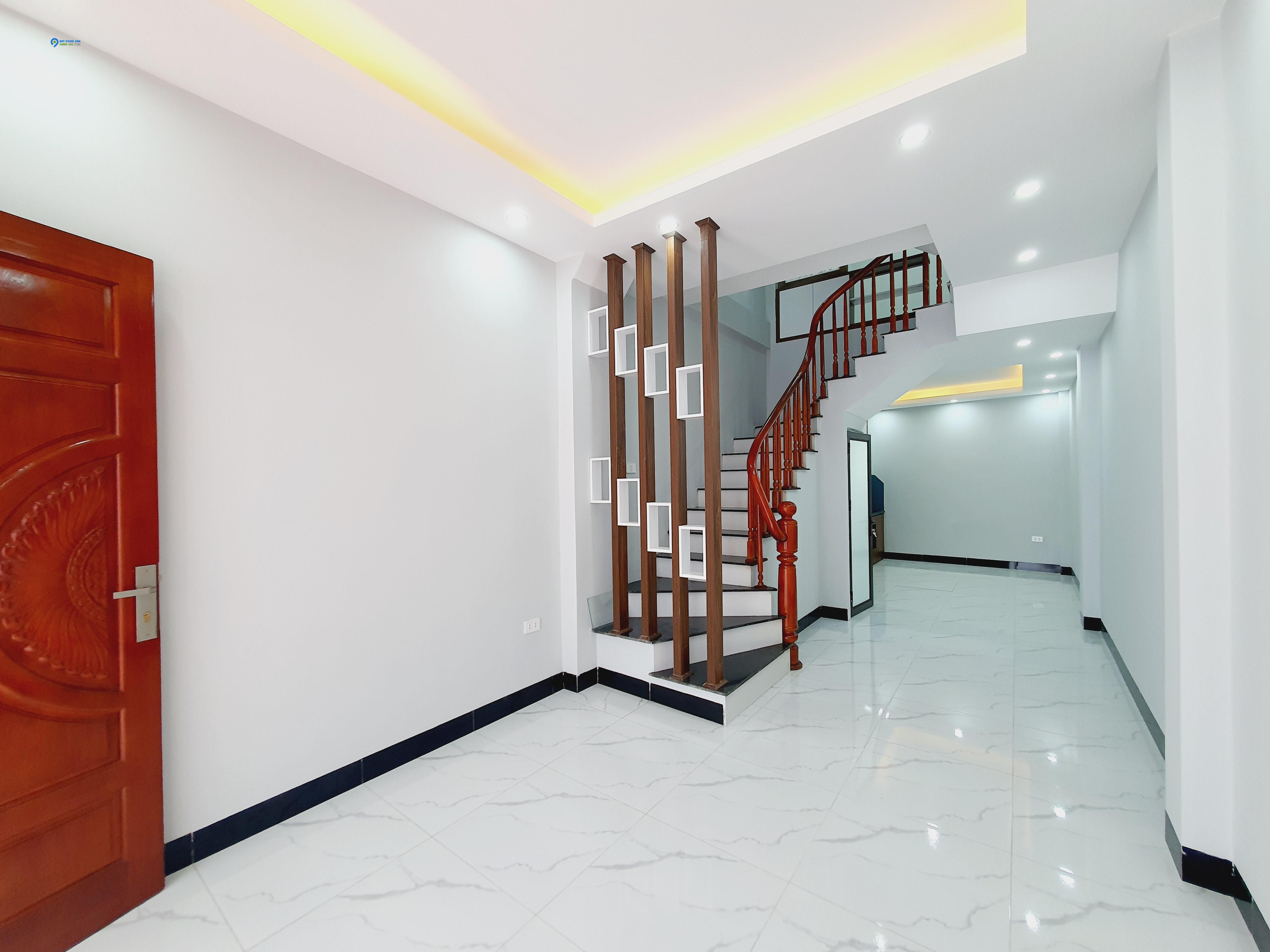 B Nhà trục đường thông, ô tô qua, căn góc, xây đơn Kim Chung Hoài Đức- 32m2