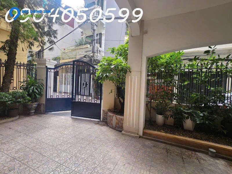 BIỆT THỰ SIÊU VIP - LÔ GÓC 3 MẶT THOÁNG - GARA Ô TÔ ĐỖ CỬA - 40M RA PHỐ - SỔ ĐẸP