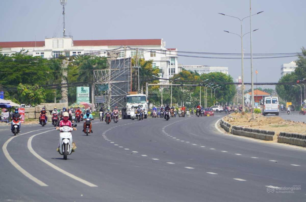 Bán Gấp Nhà Mặt Tiền Nguyễn Văn Linh, P.Tân Thuận Tây, Q7, DT: 12 x 20m, 1 lầu, giá: 48tỷ