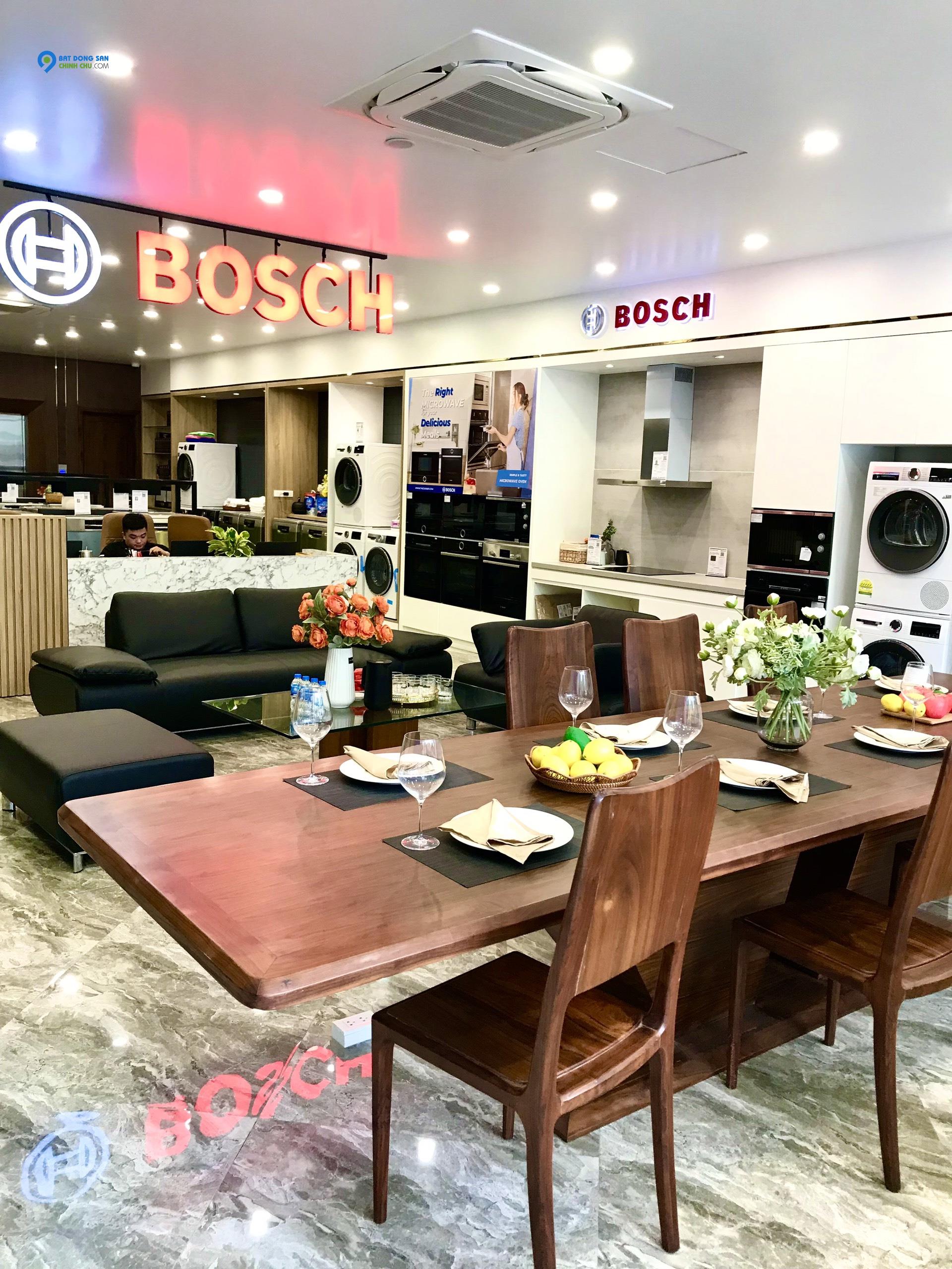 Bán Nhà Mặt Phố Hoàng Quốc Việt Showroom Mặt Tiền 8.4m 7 Tầng 3 thoáng  Giá 132 Tỷ TL