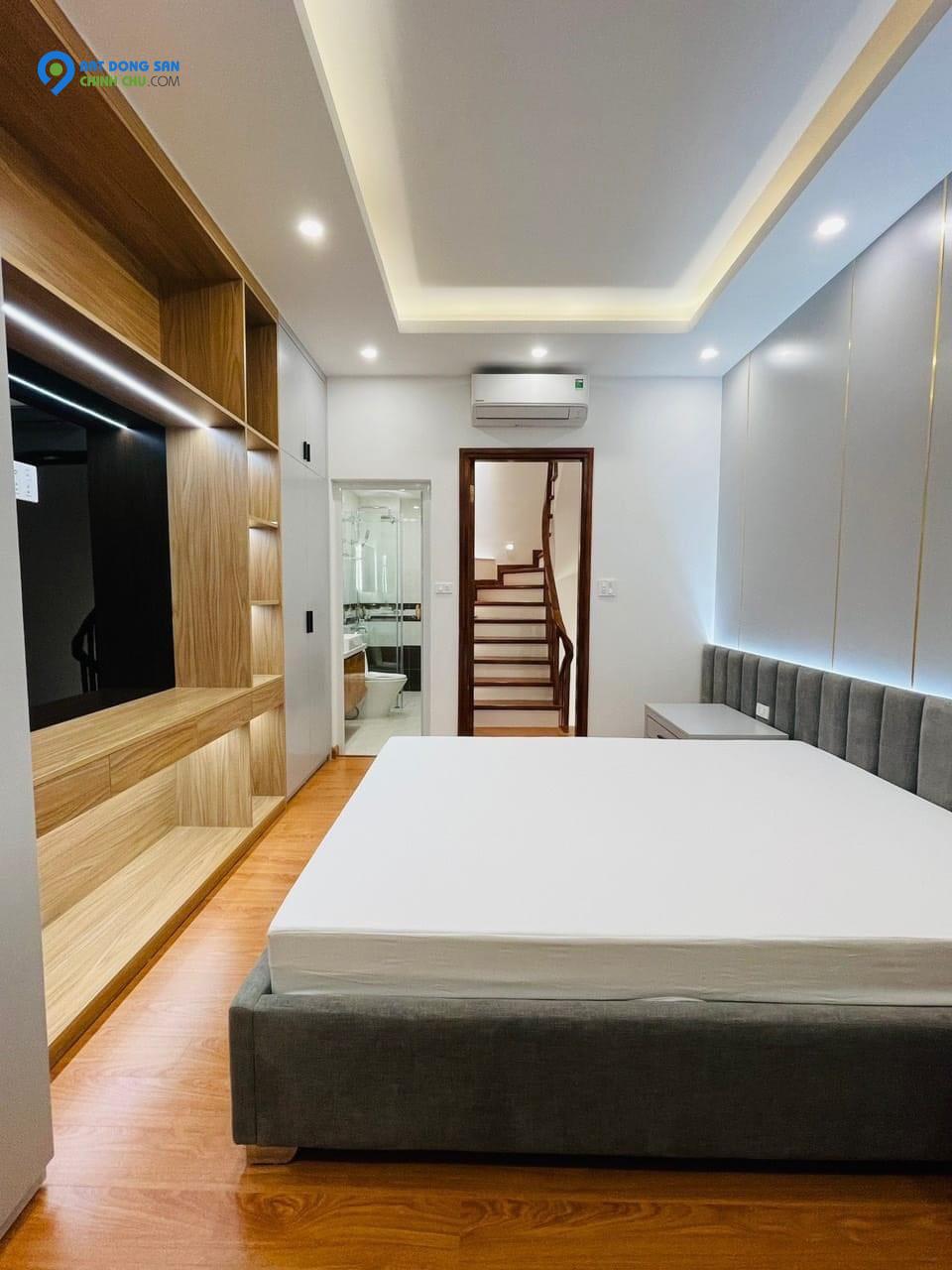 Bán Nhà, Mặt phố NGUYỄN VĂN TRỖI, 70m2 chưa tới 12 tỷ mặt tiền 7m,KD,OTO.