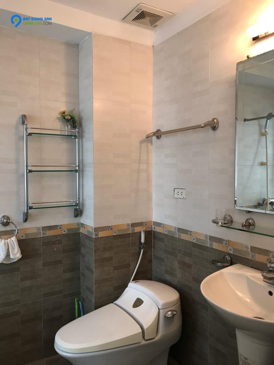 Bán gấp, nhà 3 lầu, MT 4,6m, 64m2, Trung tâm Q4, chỉ 4,9 tỷ