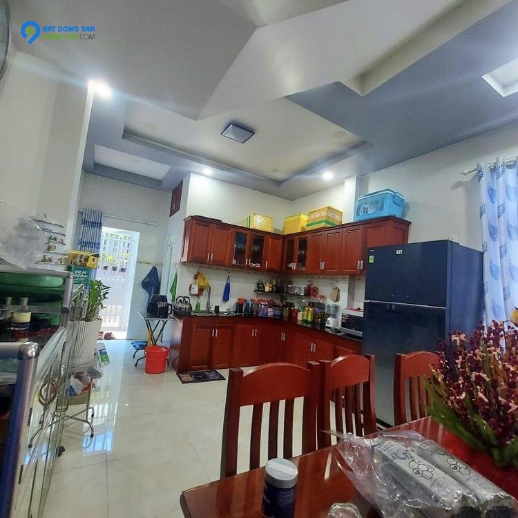 Bán nhà Quận 12, Giá rẻ- 102m2- Nở hậu- Hẻm Xe hơi tới cửa.