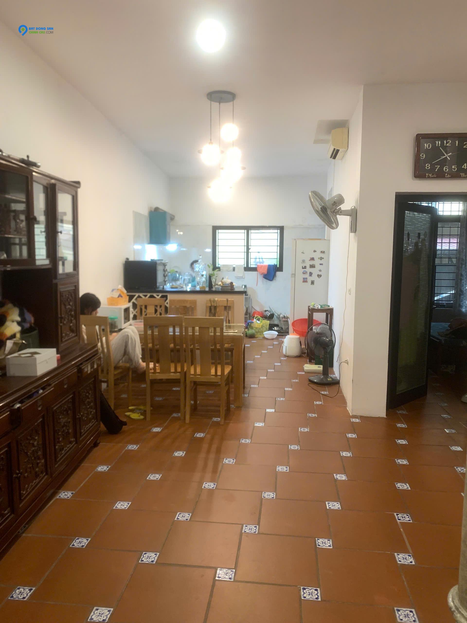 Bán nhà phố Tôn Thất Tùng, ngõ ô tô, sát mặt phố, 85m2, giá cực rẻ