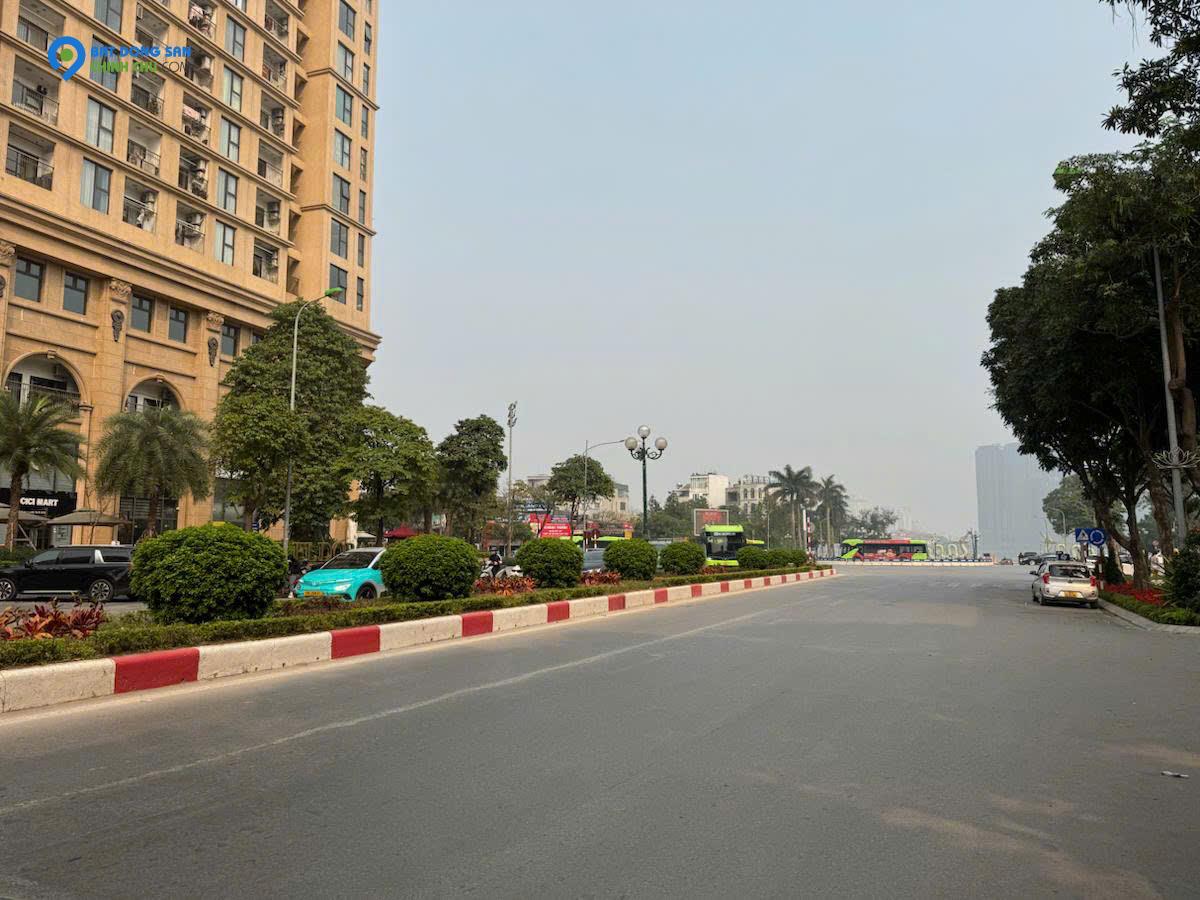 Bán nhà vị trí đắc địa hai mặt phố và mặt ngõ Nguyễn Hoàng Tôn