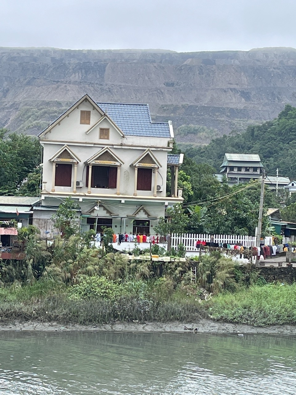 Biệt thự siêu đẹp 2 mặt tiền quay mặt ra sông Mông Dương. Tổng diện tích sổ đỏ 463m2 để lại full nội thất giá chỉ hoen 2 tỉ tí