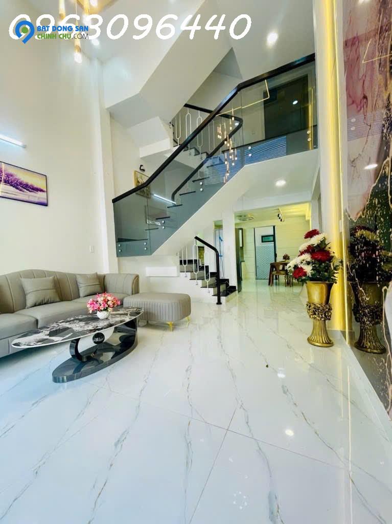 Cần bán gấp căn nhà siêu đẹp 5 tâng, thiết kế hiện đại, ngay sát Quận 7