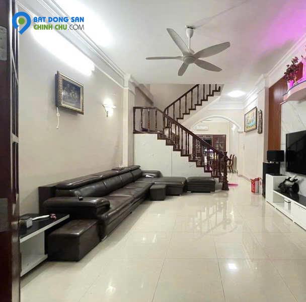 Chính chủ nhờ bán nhà phố Nguyễn Khánh Toàn, thông ra Nguyễn Văn Huyên, Hoàng Quốc Việt, Cầu Giấy, dòng tiền cực tốt, 61m,  13 tỷ 700