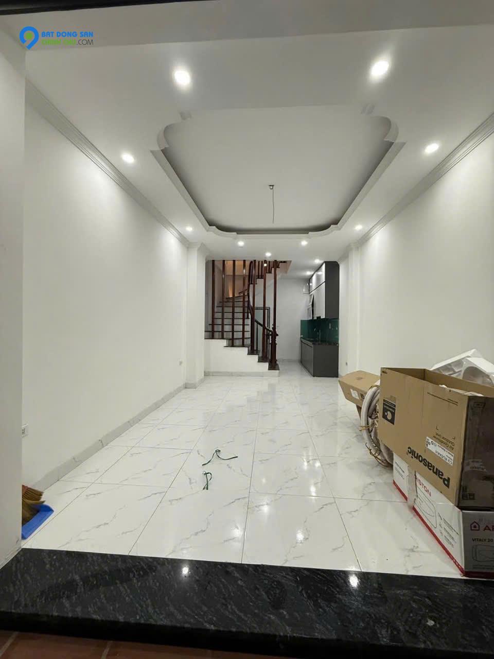 Cho thuê : cho thuê nhà nguyên căn ,ngõ 193 phú Diễn  Dt  40m2 ,   5tầng  3 ngủ ,4 vs ,1 khách