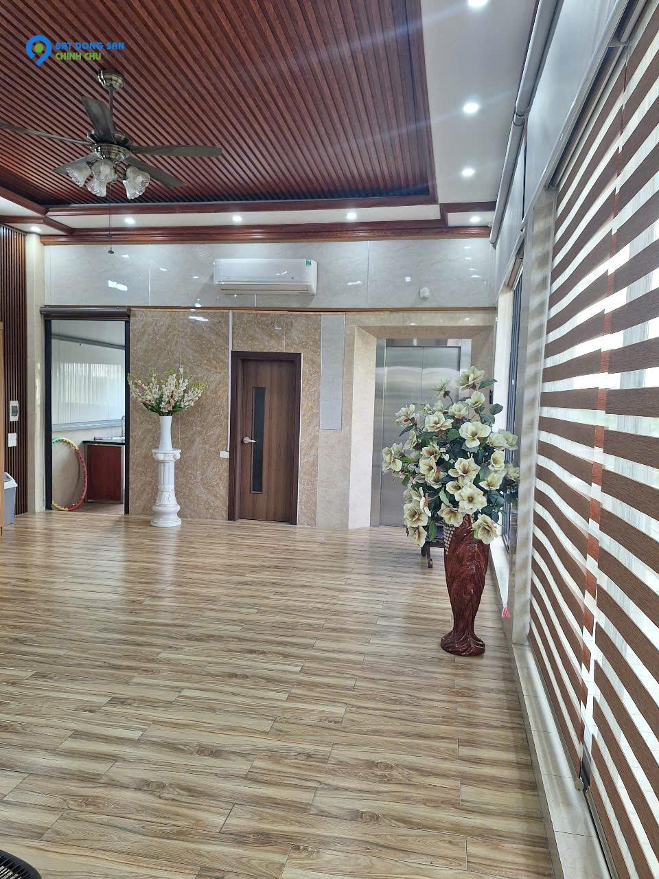 Cho thuê nhà có sân vườn + kho xưởng mặt phố Ngọc Thụy, Long Biên, HN. Dt 550m2