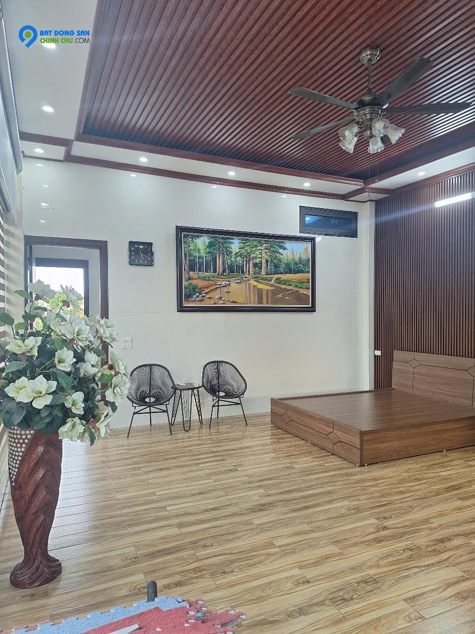 Cho thuê nhà có sân vườn + kho xưởng mặt phố Ngọc Thụy, Long Biên, HN. Dt 550m2
