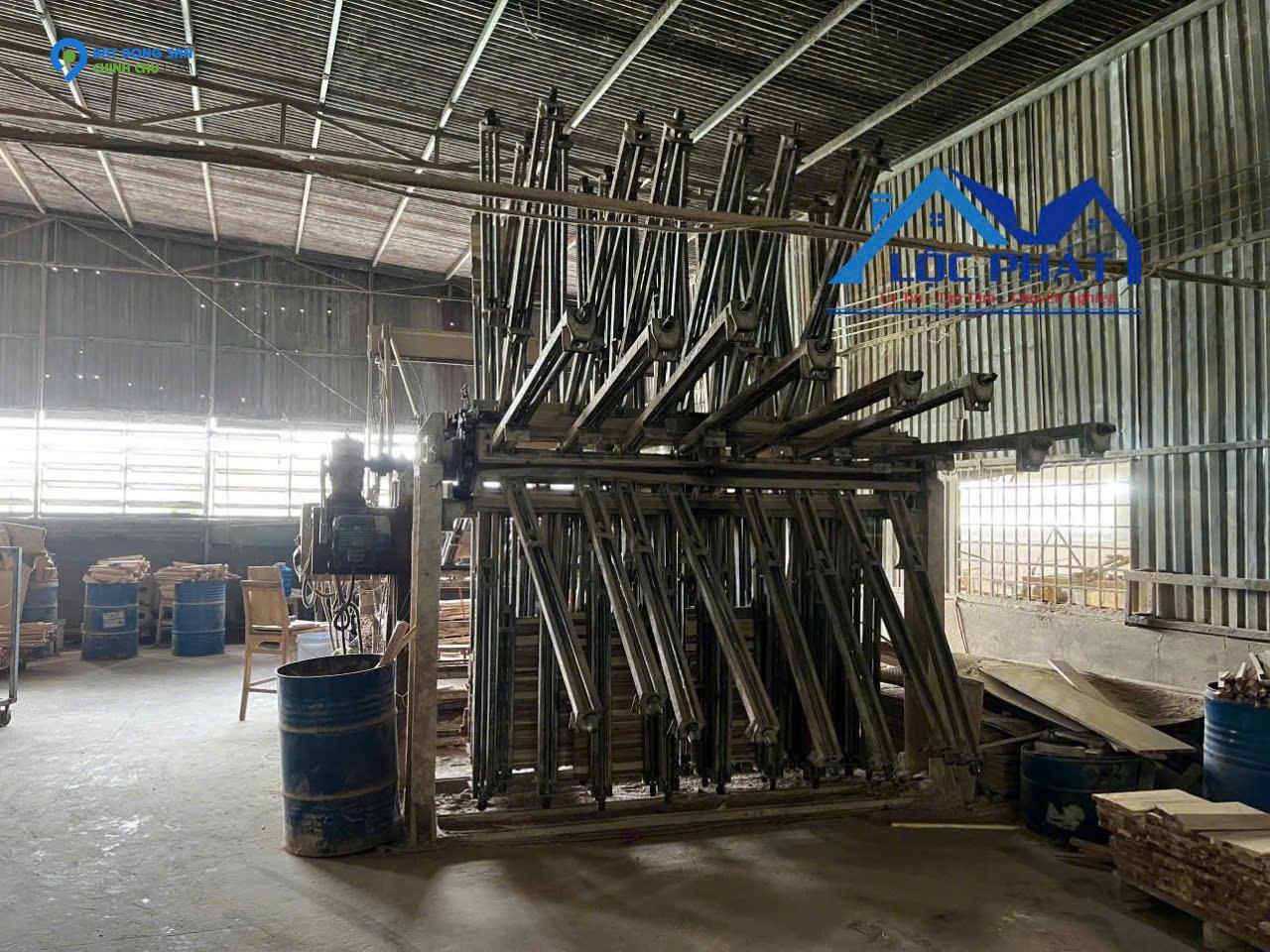 Cho thuê nhà xưởng 1800m2, trang thiết bị gỗ, điện 160KVA, PCCC, sân rộng