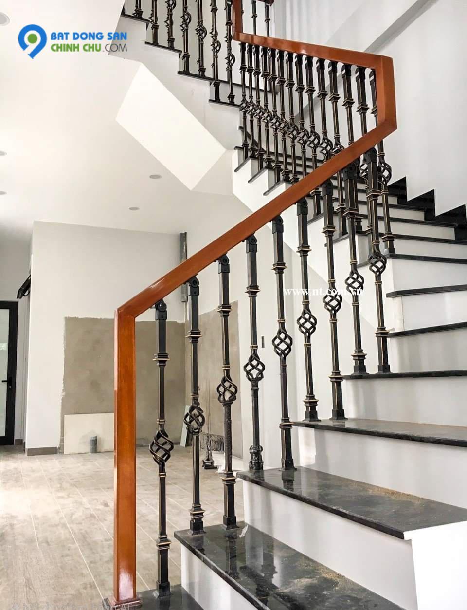 Mình cho thuê nhà lô góc, mới, Nam Trung Yên; vỉa hè 97m2* 5T- 31 Tr
