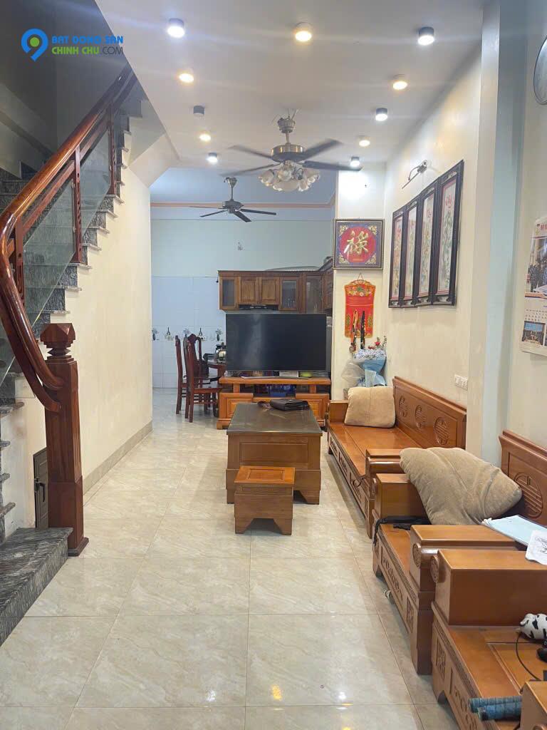 NHA DAN XAY- O TO DE NGAY DEM - GIAO THONG THUAN TIEN