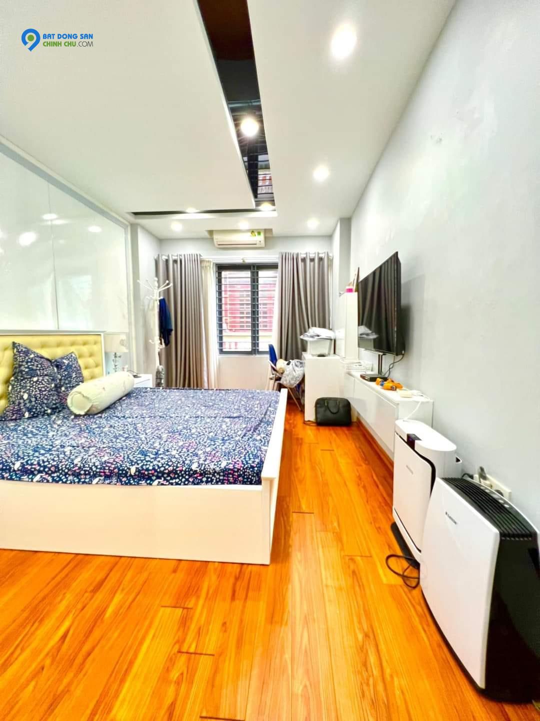 NHÀ ĐẸP Ở PHÙNG CHÍ KIÊN -PHÂN LÔ Ô TÔ - MẶT NGÕ KINH DOANH - 2 THOÁNG TRƯỚC  SAU - FULL NỘI THẤT TIỀN TỶ.