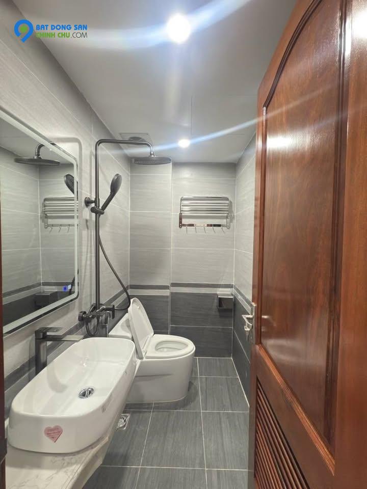 NHÀ MỚI ĐẸP 5 TẦNG - LÔ GÓC - SỔ VUÔNG ĐẸP - GẦN Ô TÔ - THÔNG KHU KĐT HINDO ROYAL P