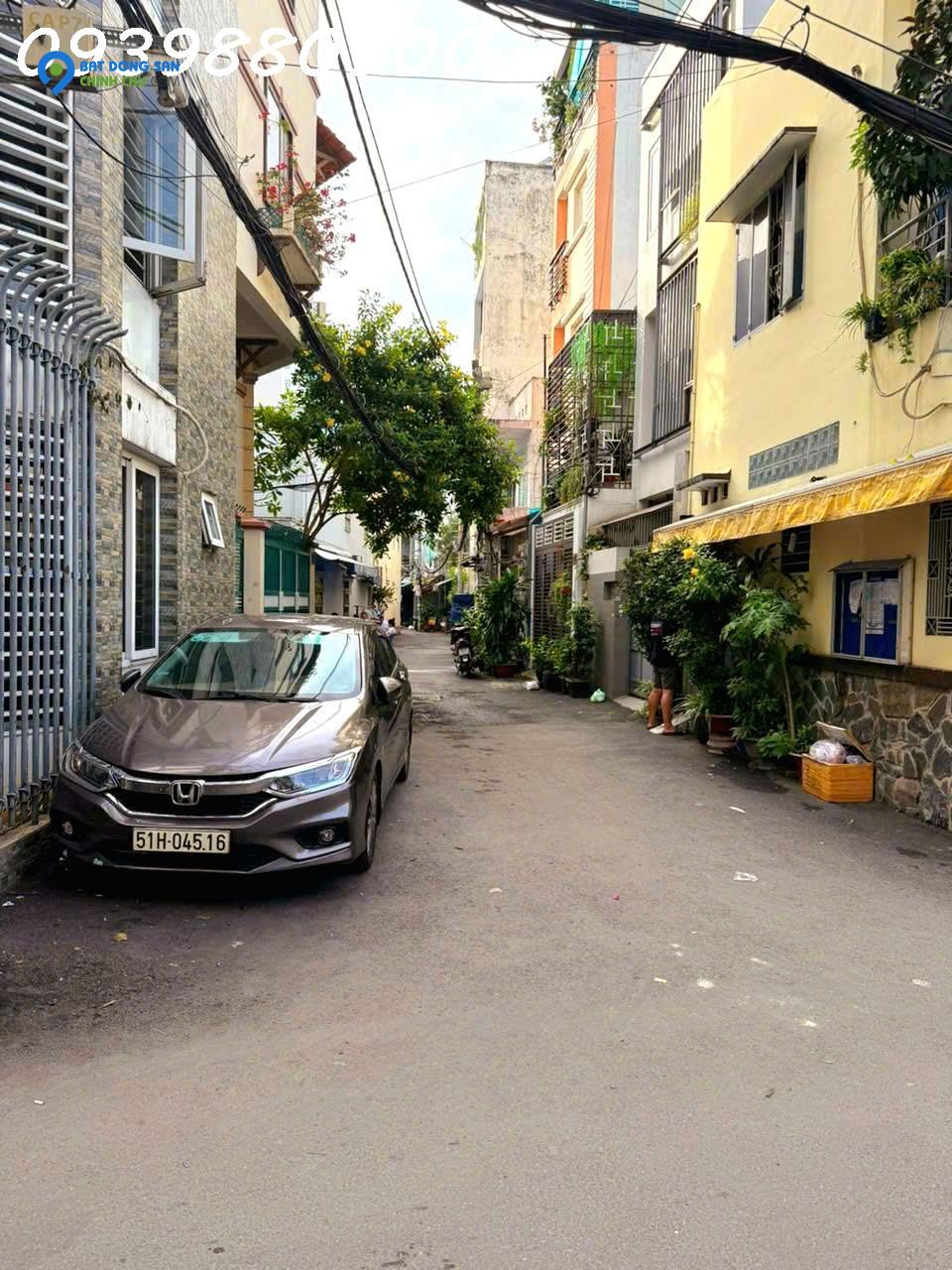 Oto ngủ trước cửa, hẻm 1 trục thông Hoàng Hoa Thám -> Nơ Trang Long.