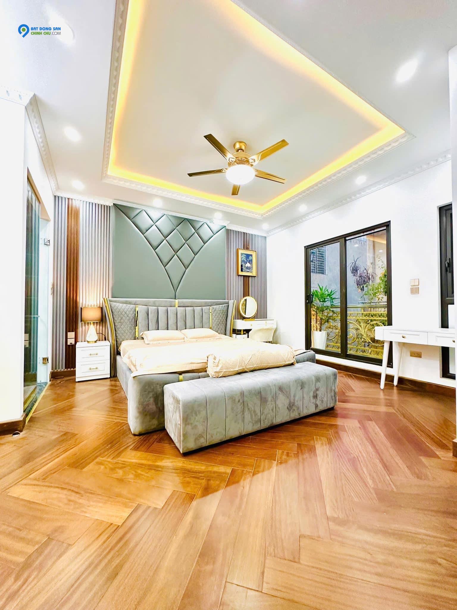 SIÊU PHẨM GIỮA LÒNG THỦ ĐÔ - TRUNG TÂM CẦU GIẤY - LÔ GÓC - 3 MẶT NGÕ - OTO TRÁNH - 72M*7T - THANG MÁY - 2X TỶ