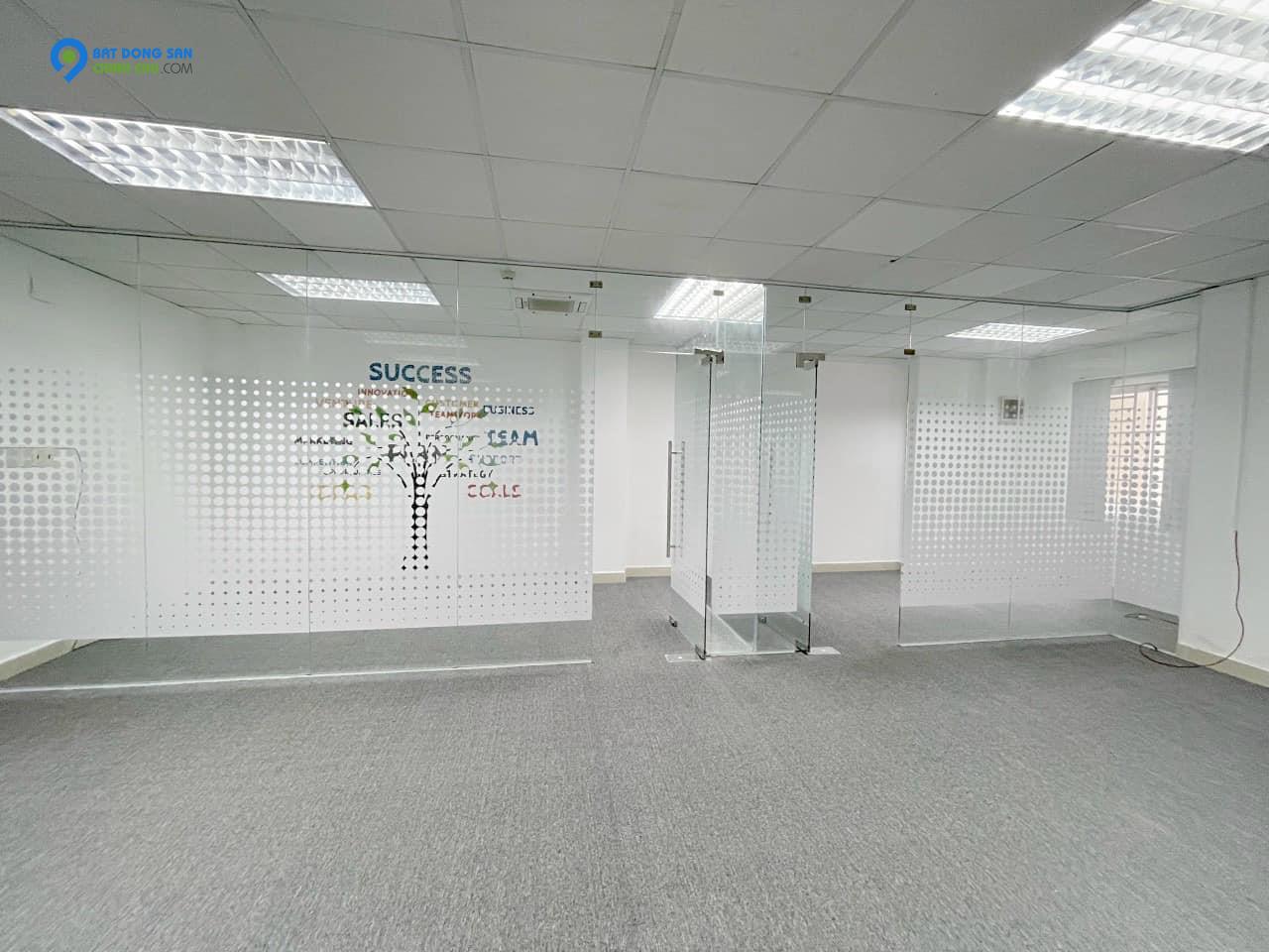 CHO THUÊ VĂN PHÒNG ĐẸP 85M2 GIÁ RẺ CÓ NGĂN SẴN PHÒNG KÍNH Ở KHU K300 TÂN BÌNH